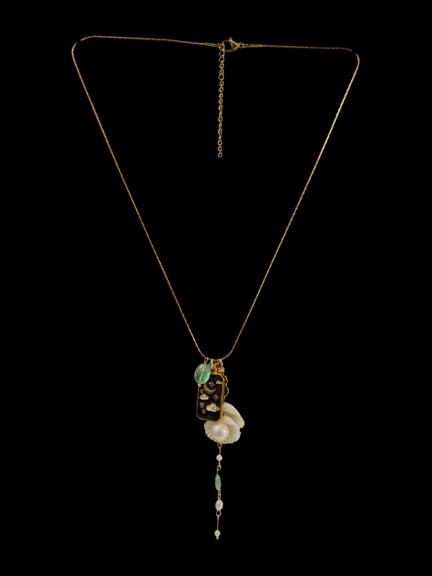 Charm necklace, pearl in a shell version