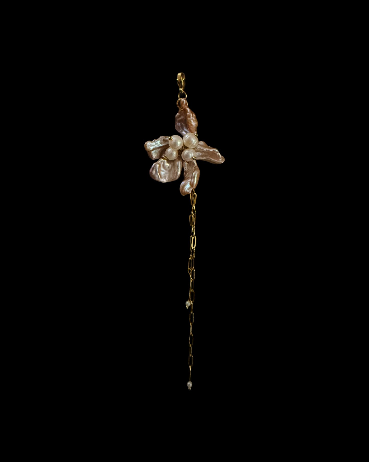 Flower charm crying in gold