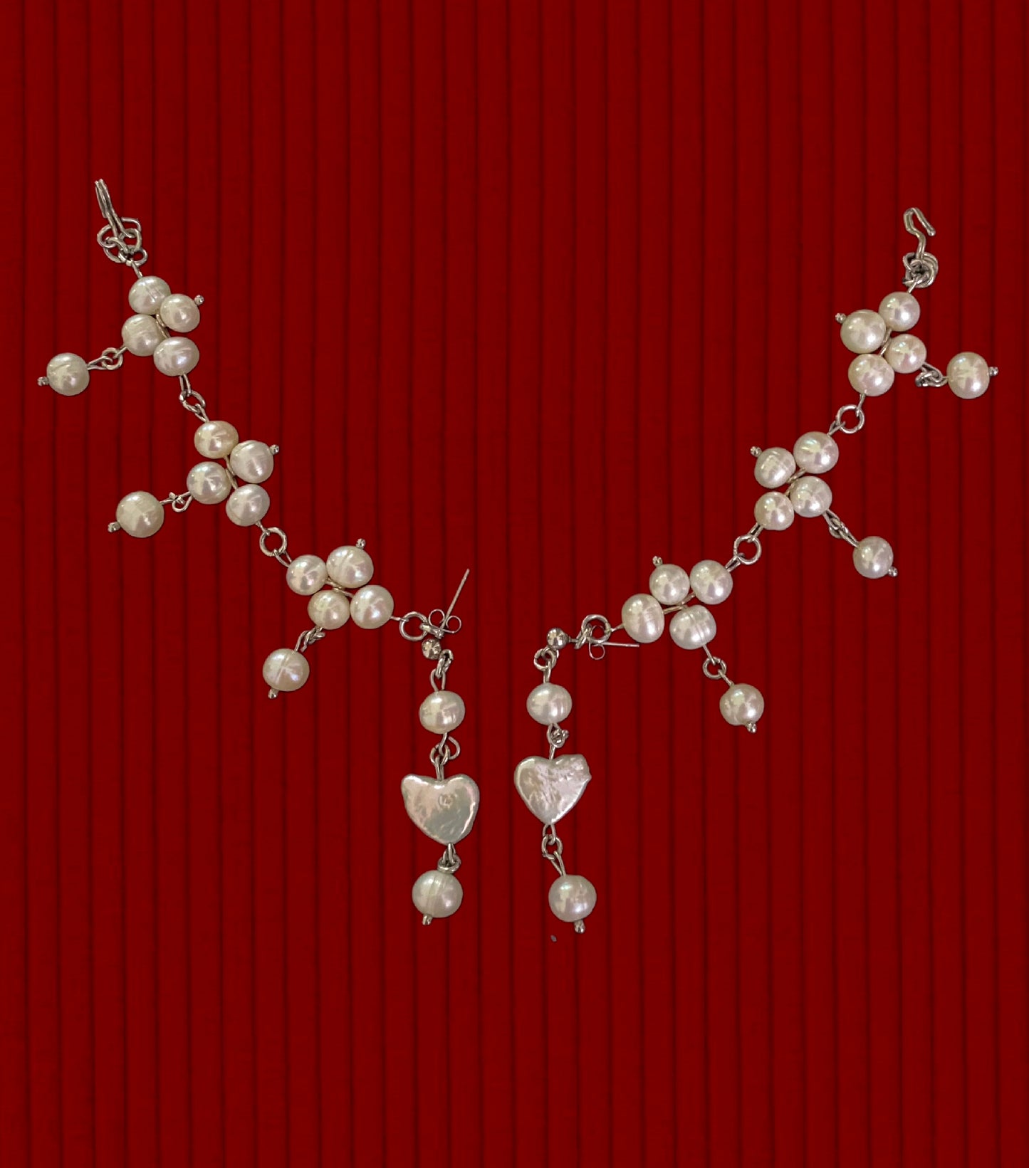 Clover pearl matil {ear chain} does not include the earring :)