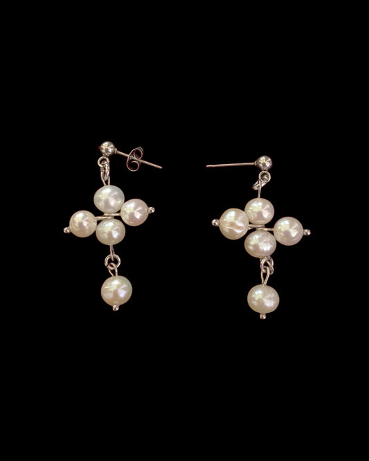 Small clover motif earrings