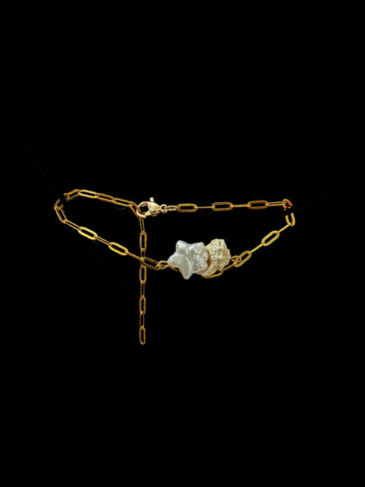 Shooting star hidden in a shell bracelet